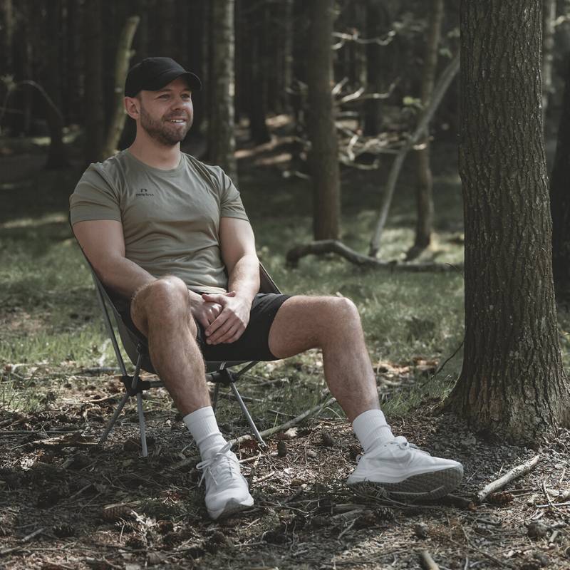 Person, Sitzen, Kleidung, Kurze Hosen